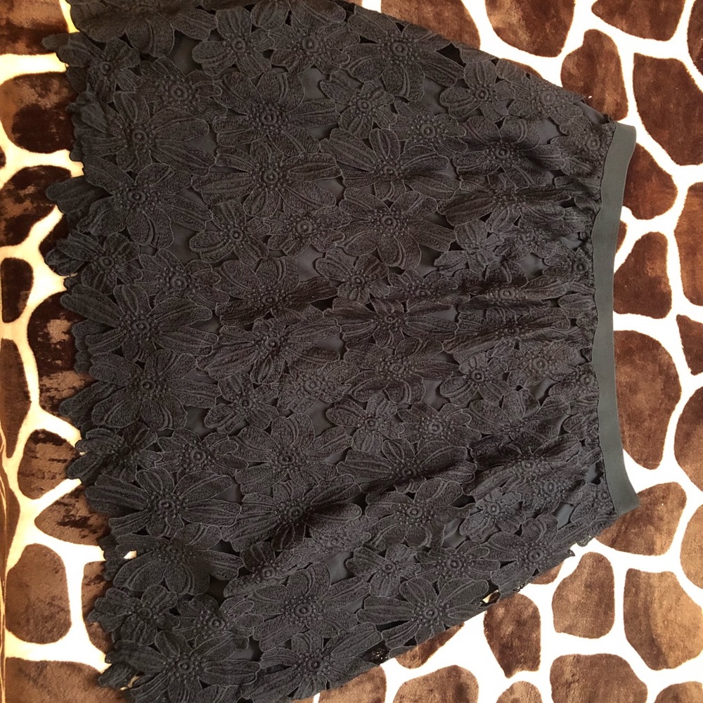 Size 2X Black floral skirt
